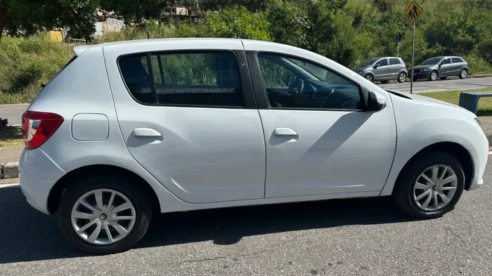 Aluguel de carro para motoristas de aplicativos.