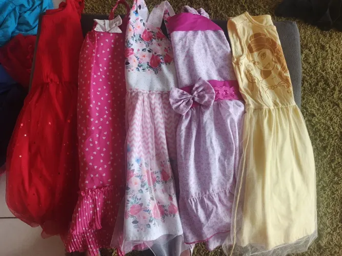 Vendo vestidos infantis tamanho 4 anos
