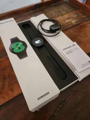 Samsung Galaxy Watch 4 com caixa e carregador