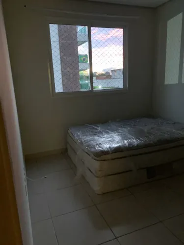 Cama queen seminova