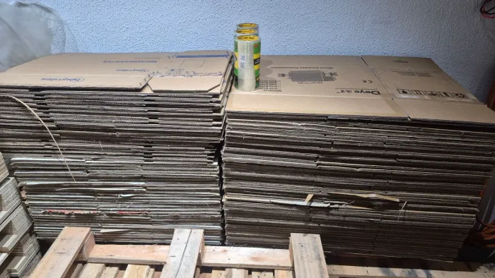 Caixas de papelão tamanho médio, entregamos com taxa de entrega.