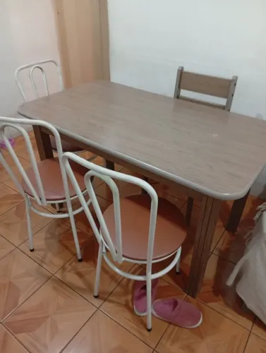 Vendo mesa com três cadeiras retirar no local obs tá desmontada