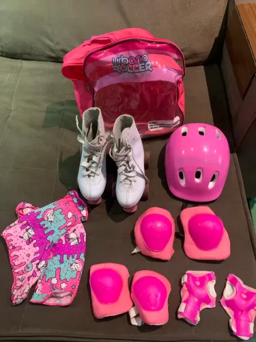 Patins de 4 rodas, com acessórios, calça n32 ao 33