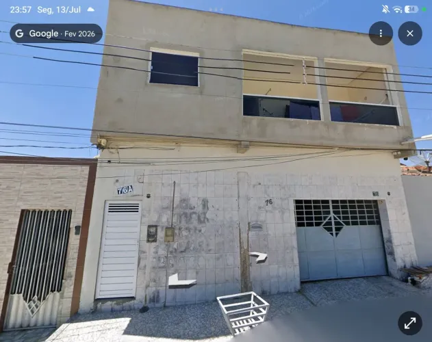 Vende-se casa térrea, espaçosa com 300 m 2 de área, no centro de Delmiro Gouveia.