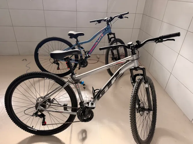 2 Bicicletas cheias de acessórios com NF