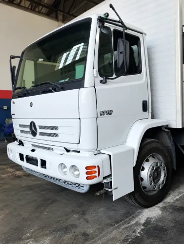 Caminhão baú Mercedes 1718 ano 2010 pronto para trabalhar. Caminhão de procedência, muito 