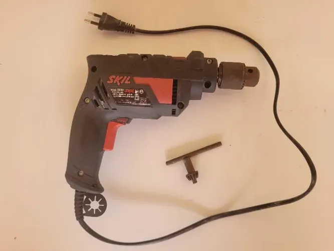 Furadeira de Impacto Skil 6604 - 570W 220V + Chave de Mandril