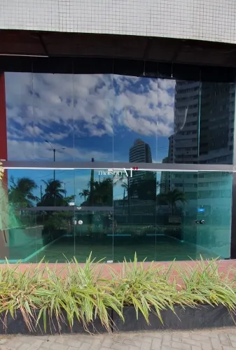 Sala comercial de alto padrão com mezanino para locação no Duna Barcane.