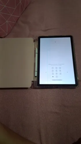 Vendo um tablet com algumas avarias duas lista na tela 