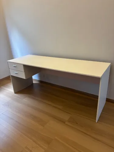 Mesa de escritório/estudos em MDF, feita sob medida.