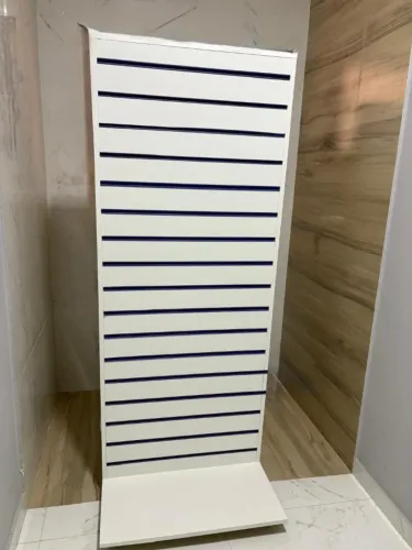 Expositor Canaletado Mdf Uma Face Canaletado 0,90m L x 1,78m A Com Rodízios Semi Novo