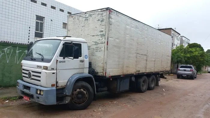 Baú 8,20 mts Piso ferro Randon
