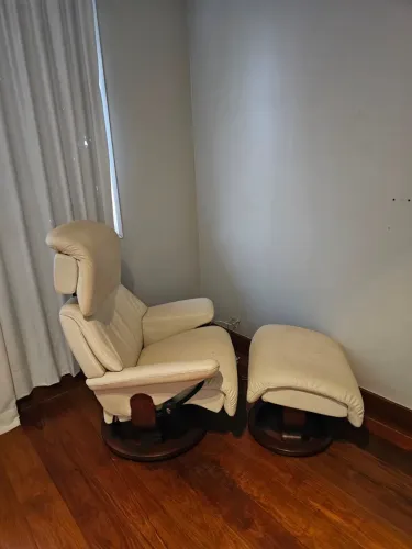 Poltrona original Ekornes Stressless Dream com puff em couro natural