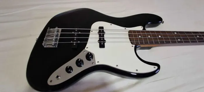 Contra Baixo Fender Jazz Bass preto e Branco Squier Affinnity 4 cordas passivo