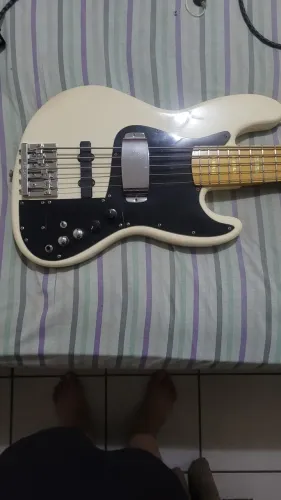 Contrabaixo Fender Marcus miller fabricado na China,Customizado no Brasil