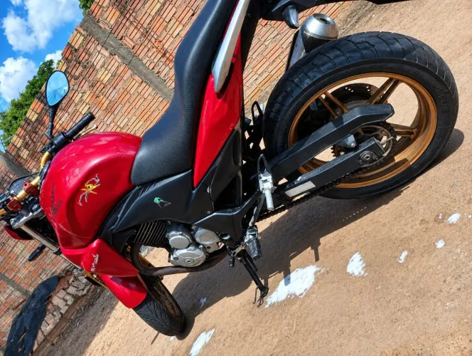 Vendo CB 300 toda revisada só pegar e andar. 7.000$