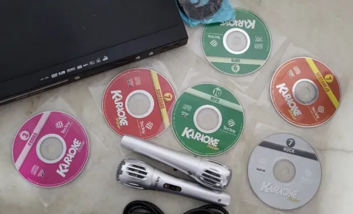 Aparelho De Karaokê Dvd Tectoy Com 2 Mic E 6 Dvd's Originais
