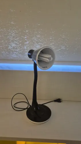 Luminária de mesa articulável