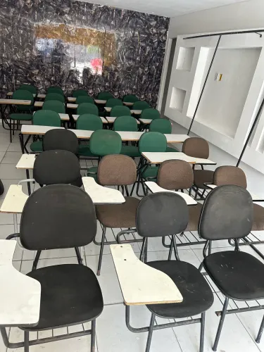 30 CADEIRAS ESCOLAR COM BRAÇO 110,00 CADA