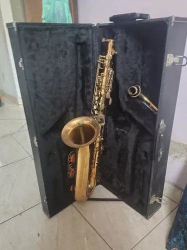 Vendo 2 saxofone alto e 1 saxofone baritono