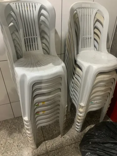 Mesas e cadeiras de plástico!