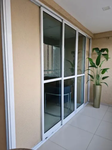 Porta de Vidro com Esquadria de Alumínio - 3 Folhas, medindo 1,83m largura × 2,15m altura