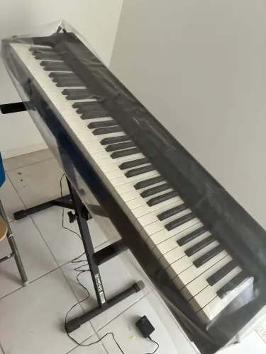 Piano digital Yamaha, modelo P-121B, com suporte