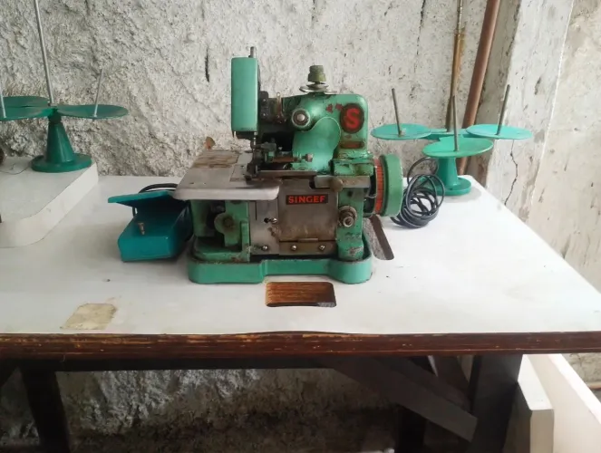 Máquina Overlock Singer Industrial Verde + Mesa e Pedal - Completa