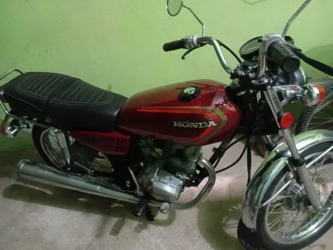 Moto tá top placa preta de coleção     terceiro dono.                                     