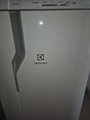 Geladeira Electrolux 240L nova