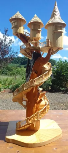 ESCULTURA DECORATIVA CASA NA ÁRVORE PEÇA DE DECORAÇÃO FEITA EM MADEIRA ARTESANAL