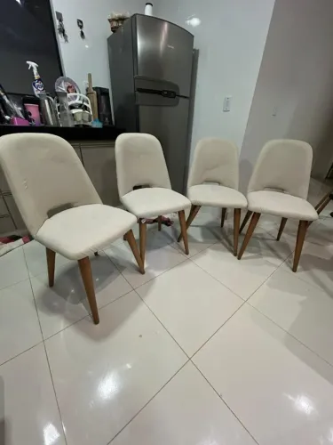 Conjunto de 4 Cadeiras de Madeira Maciça Estofada New Drop - Natural c/ Linho Off White