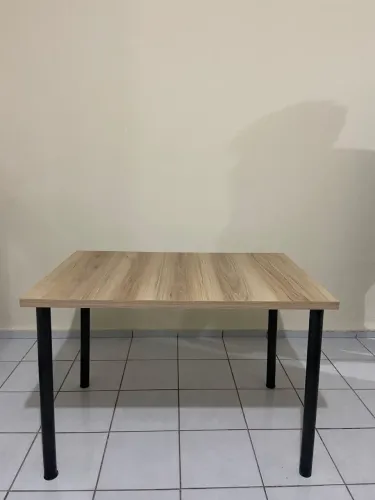 Mesa com tampo em MDF e base metálica preta