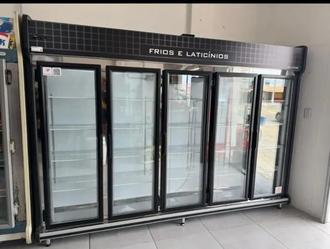 Balcão frigorífico, alto-serviço, vitrines refrigeradas, naturais e quentes.