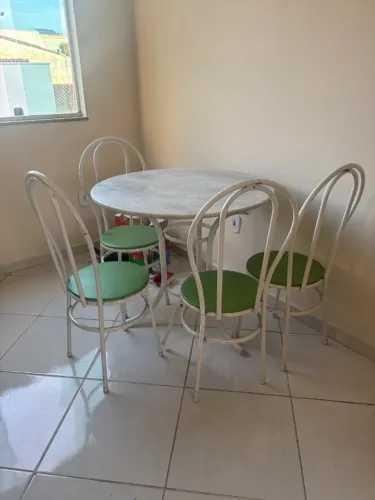 Mesa de jantar 4 lugares tampo de mármore 