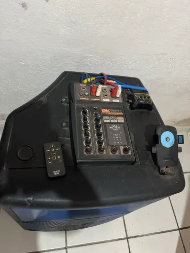 Vendo caixa de som amplificada com microfone sem fio