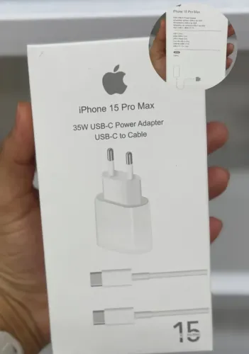 Carregador de iPhone similar na caixa