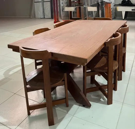 MESA DE JANTAR EM MADEIRA MACIÇA COM 6 CADEIRAS