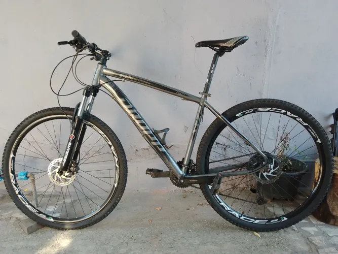 Bicicleta aro 29. Freios hidráulicos. Câmbio 27 marchas