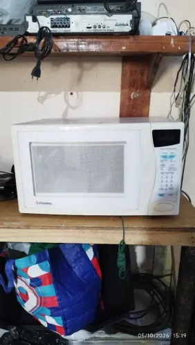 Vendo este microondas Firstline modelo CRF -m302 1270 watts 220 volts fabricante LG