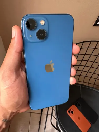 Vendo iPhone 13, em perfeito estado, sem marcas de uso, celular muito bom! 