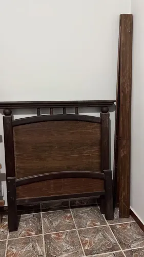 Cama de solteiro em madeira sucupira