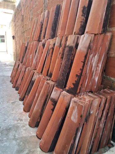 1000 telhas de cerâmica usadas mas estão perfeitas