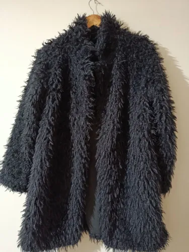 Casaco preto, peludo com forro. Tamanho G. Confortável e bem quentinho