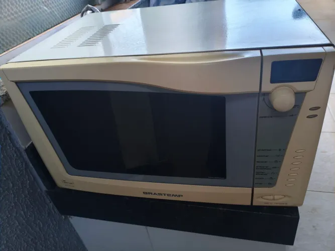 Microondas Brastemp 27 litros branco em perfeita conservação e funcionamento.