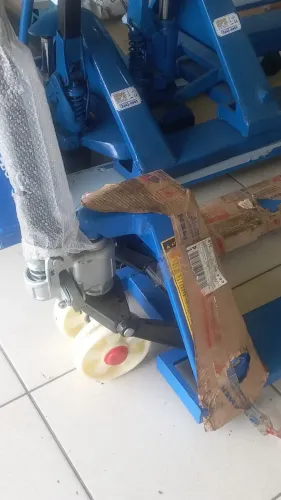 Paleteira Estreita 2 toneladas com rodado simples
