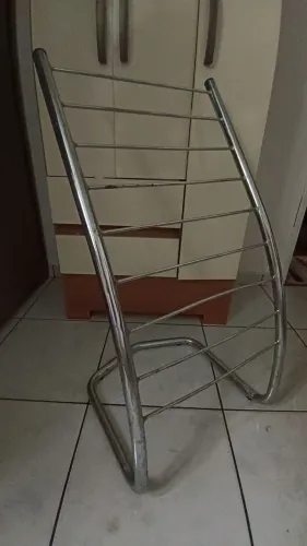 Revisteiro em aço inox.