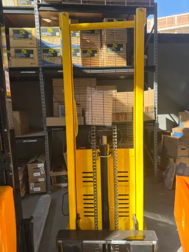 Empilhadeira semi elétrica Lynus 1500kg eleva 1,6 de altura mostruário 
