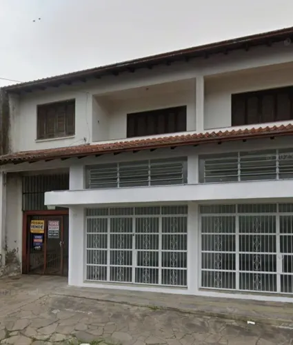 Esta sólida casa padrão, situada em Sapucaia do Sul, bairro Vargas, está disponível tanto 