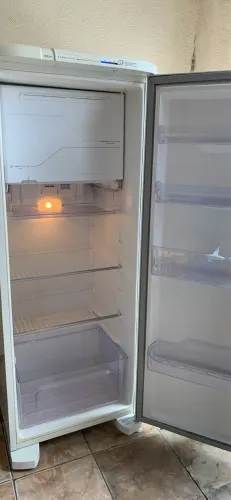 Vendo uma geladeira Electrolux